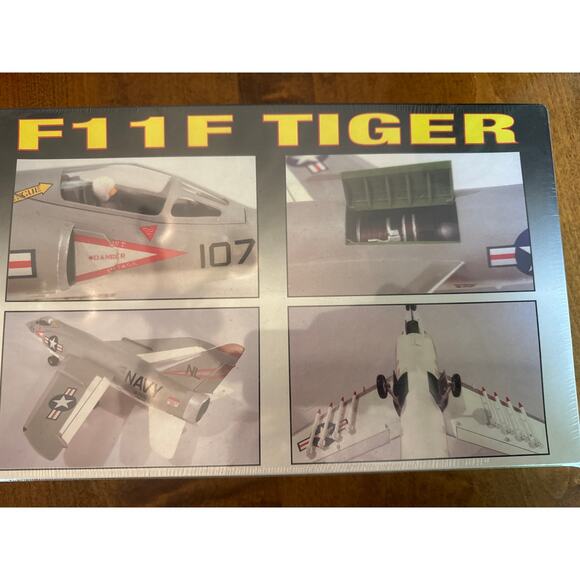 Lindberg 1:48 GRUMMAN F-11F TIGER Model Kit 70504 US Navy 2006 SEALED - Picture 2 of 2
